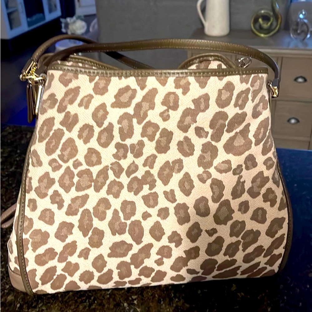 Coach shoulder bag in Leopard print on sustainable cotton.
